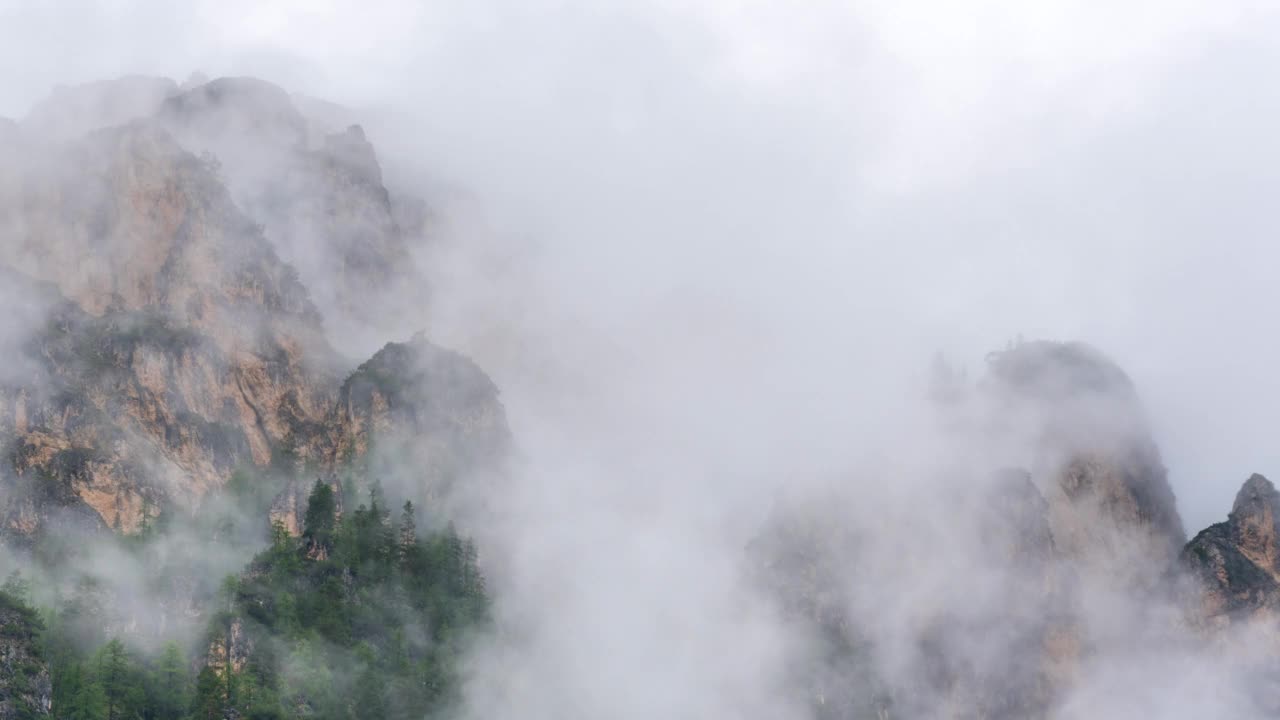 时间推移日落场景的云滚动移动对山冷杉树，白云石，意大利。视频素材