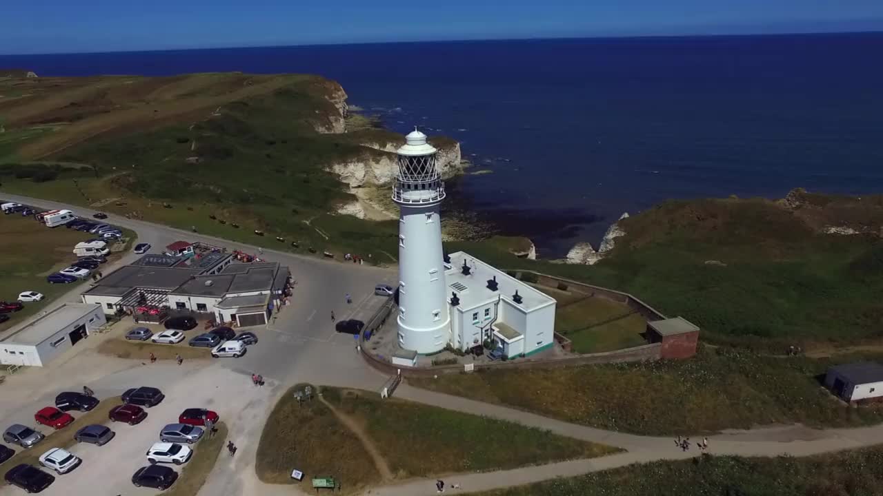 约克郡侏罗纪海岸线上的Flamborough Head灯塔视频素材