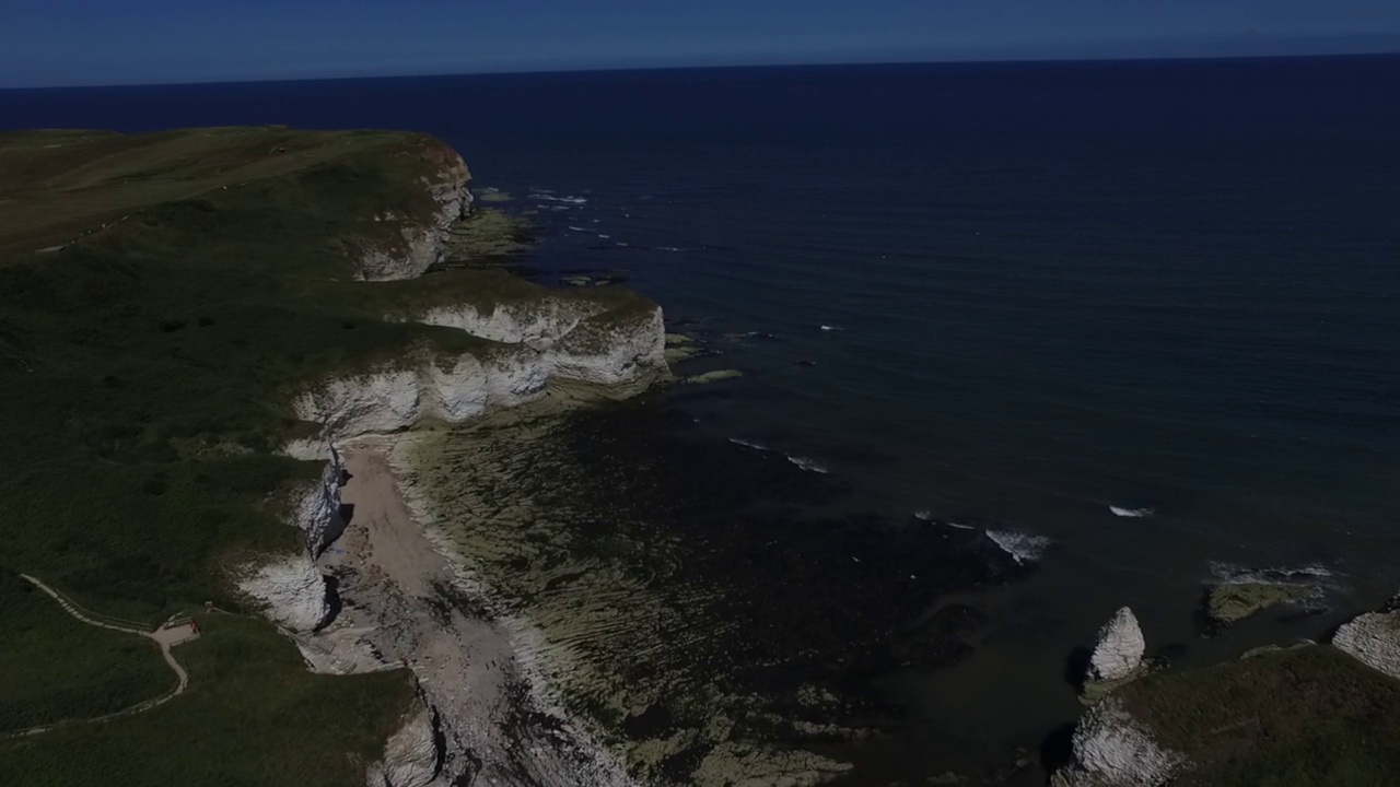 约克郡侏罗纪海岸线上的Flamborough Head灯塔视频素材