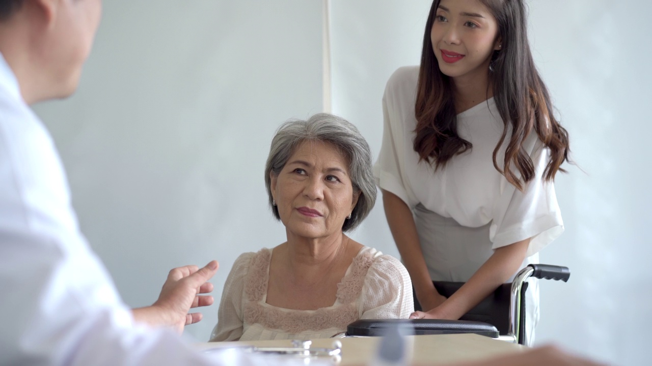 年轻女子和母亲正在和医生交谈。视频素材