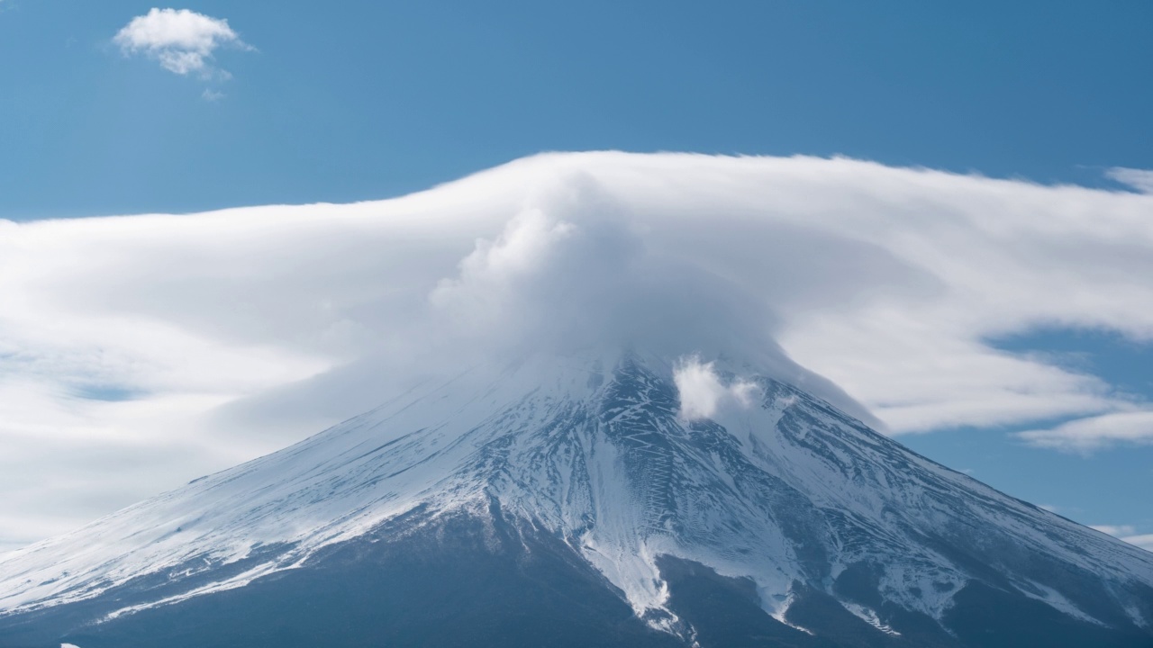 富士山与透镜状的云在顶部视频素材