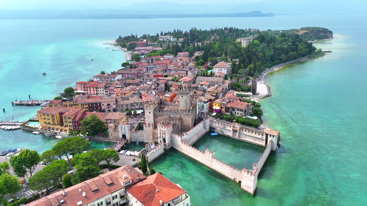 用无人机拍摄的Scaligero城堡(Sirmione)鸟瞰图，这座城堡建于14世纪下半叶，位于意大利北部加尔达湖的最南端视频素材