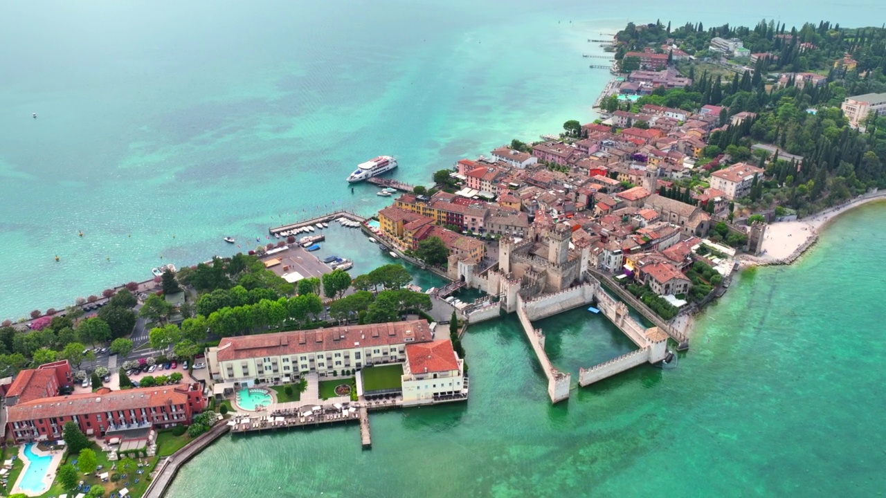 用无人机拍摄的Scaligero城堡(Sirmione)鸟瞰图，这座城堡建于14世纪下半叶，位于意大利北部加尔达湖的最南端视频素材