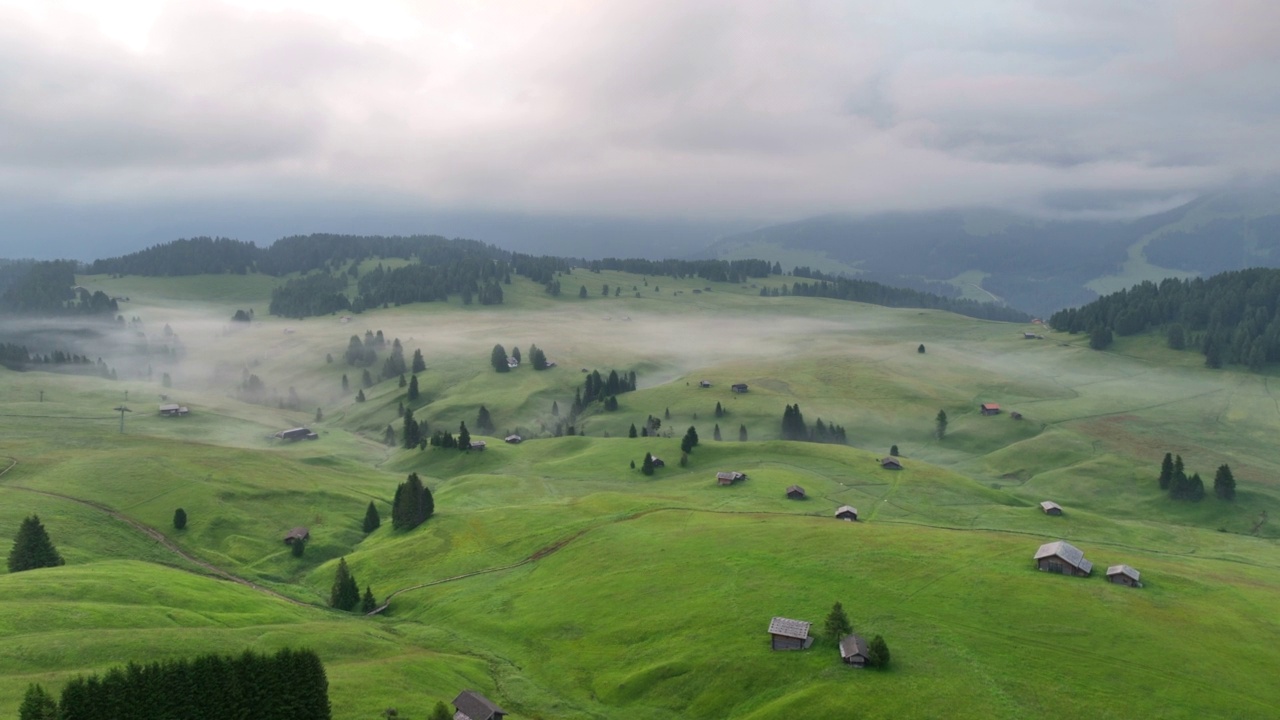 Alpe di Suisi，白云石。意大利阿尔卑斯草甸高原的无人机视图。日出清晨的风景如画的Seiser Alm山谷在南蒂罗尔。欧洲视频素材