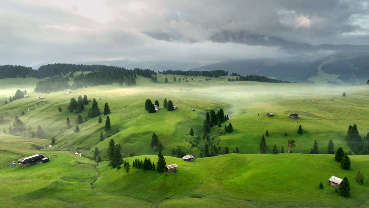 Alpe di Suisi，白云石。意大利阿尔卑斯草甸高原的无人机视图。日出清晨的风景如画的Seiser Alm山谷在南蒂罗尔。欧洲视频素材