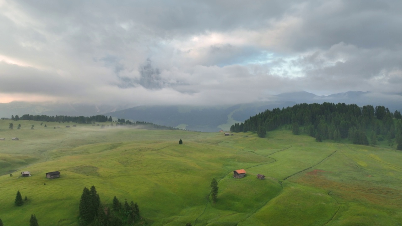 Alpe di Suisi，白云石。意大利阿尔卑斯草甸高原的无人机视图。日出清晨的风景如画的Seiser Alm山谷在南蒂罗尔。欧洲视频素材