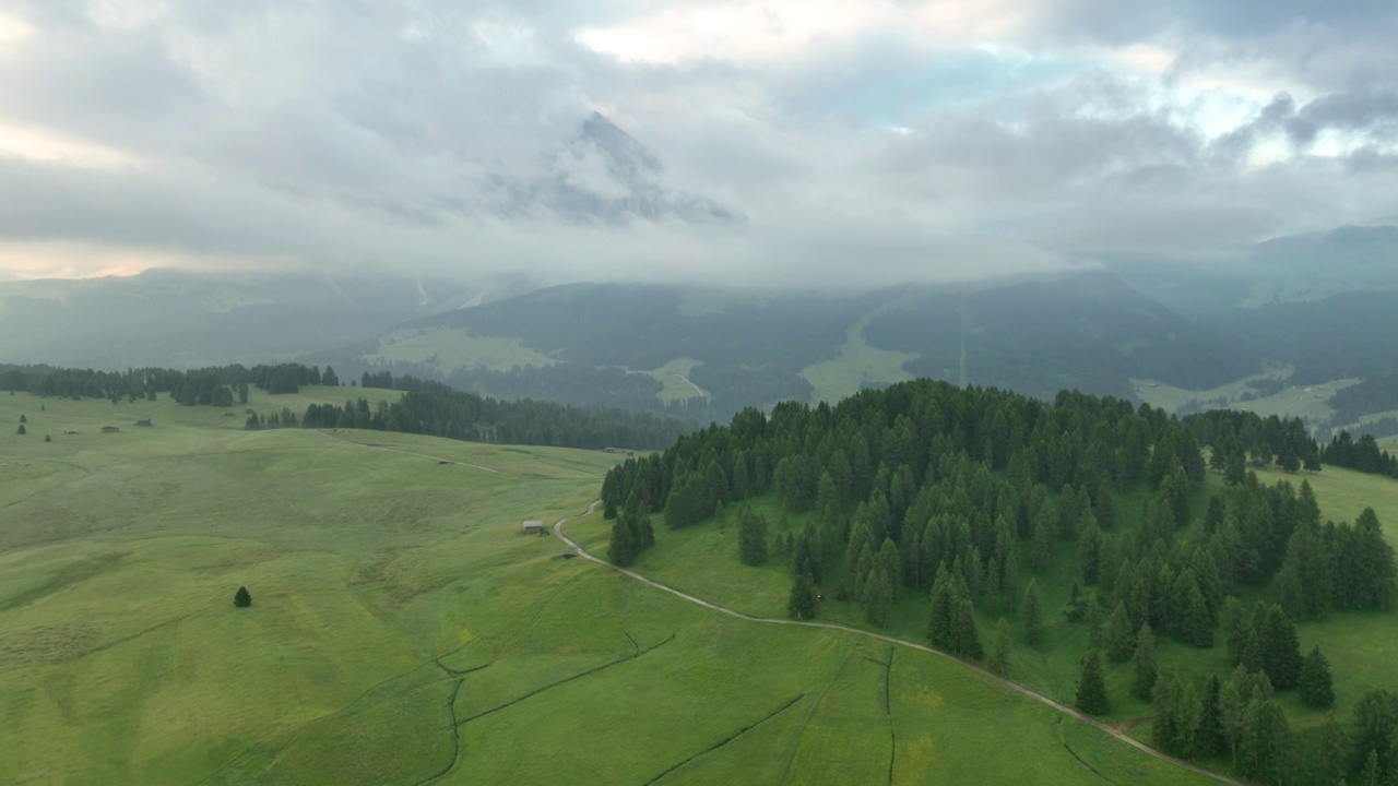 Alpe di Suisi，白云石。意大利阿尔卑斯草甸高原的无人机视图。日出清晨的风景如画的Seiser Alm山谷在南蒂罗尔。欧洲视频素材