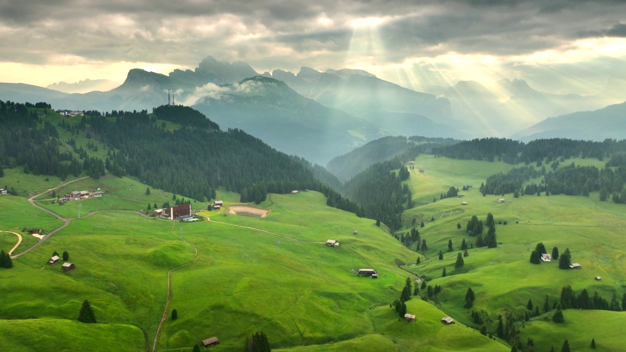 Alpe di Suisi，白云石。意大利阿尔卑斯草甸高原的无人机视图。日出清晨的风景如画的Seiser Alm山谷在南蒂罗尔。欧洲视频素材