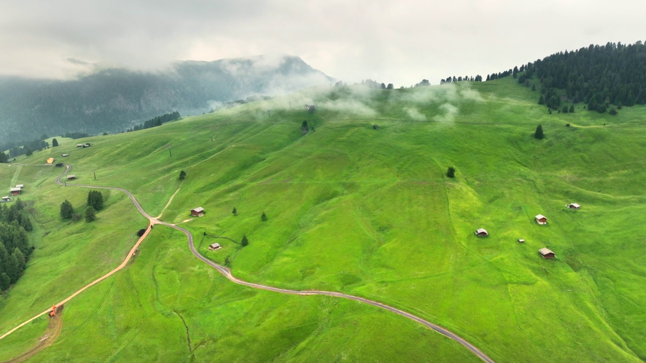 Alpe di Suisi，白云石。意大利阿尔卑斯草甸高原的无人机视图。日出清晨的风景如画的Seiser Alm山谷在南蒂罗尔。欧洲视频素材