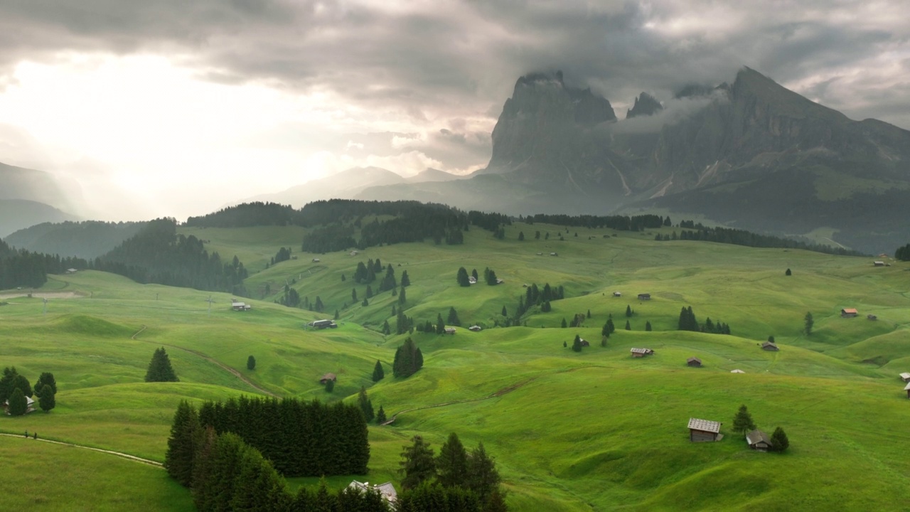 Alpe di Suisi，白云石。意大利阿尔卑斯草甸高原的无人机视图。日出清晨的风景如画的Seiser Alm山谷在南蒂罗尔。欧洲视频素材