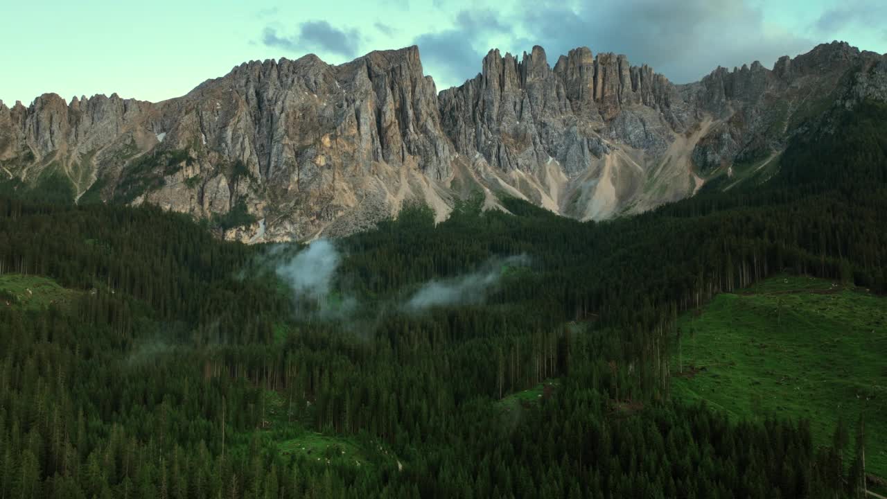 Lago di Carezza。意大利拉戈迪卡雷扎白云石的观点。无人机日落的雾与山，湖，森林在阿尔卑斯山，意大利。卡雷尔湖。视频素材