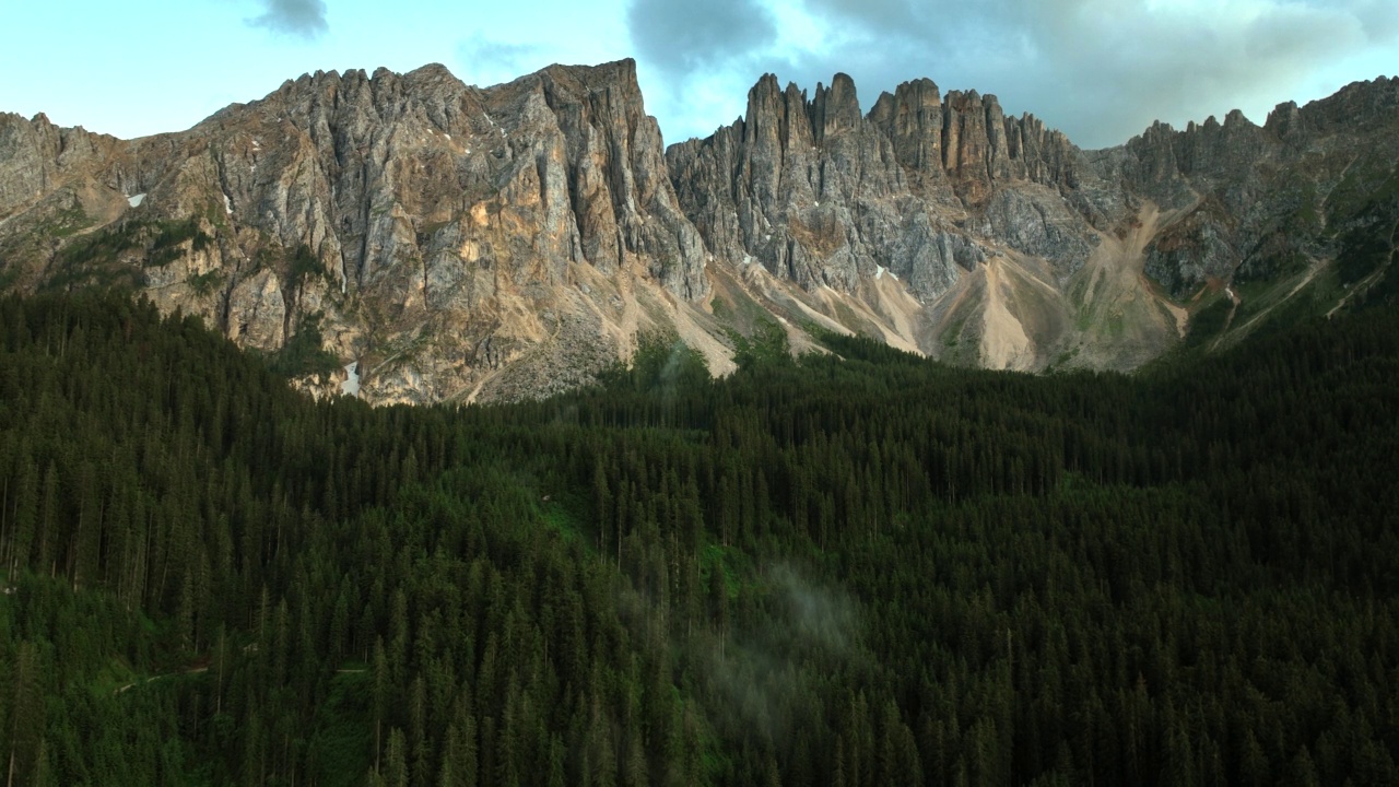 Lago di Carezza。意大利拉戈迪卡雷扎白云石的观点。无人机日落的雾与山，湖，森林在阿尔卑斯山，意大利。卡雷尔湖。视频素材