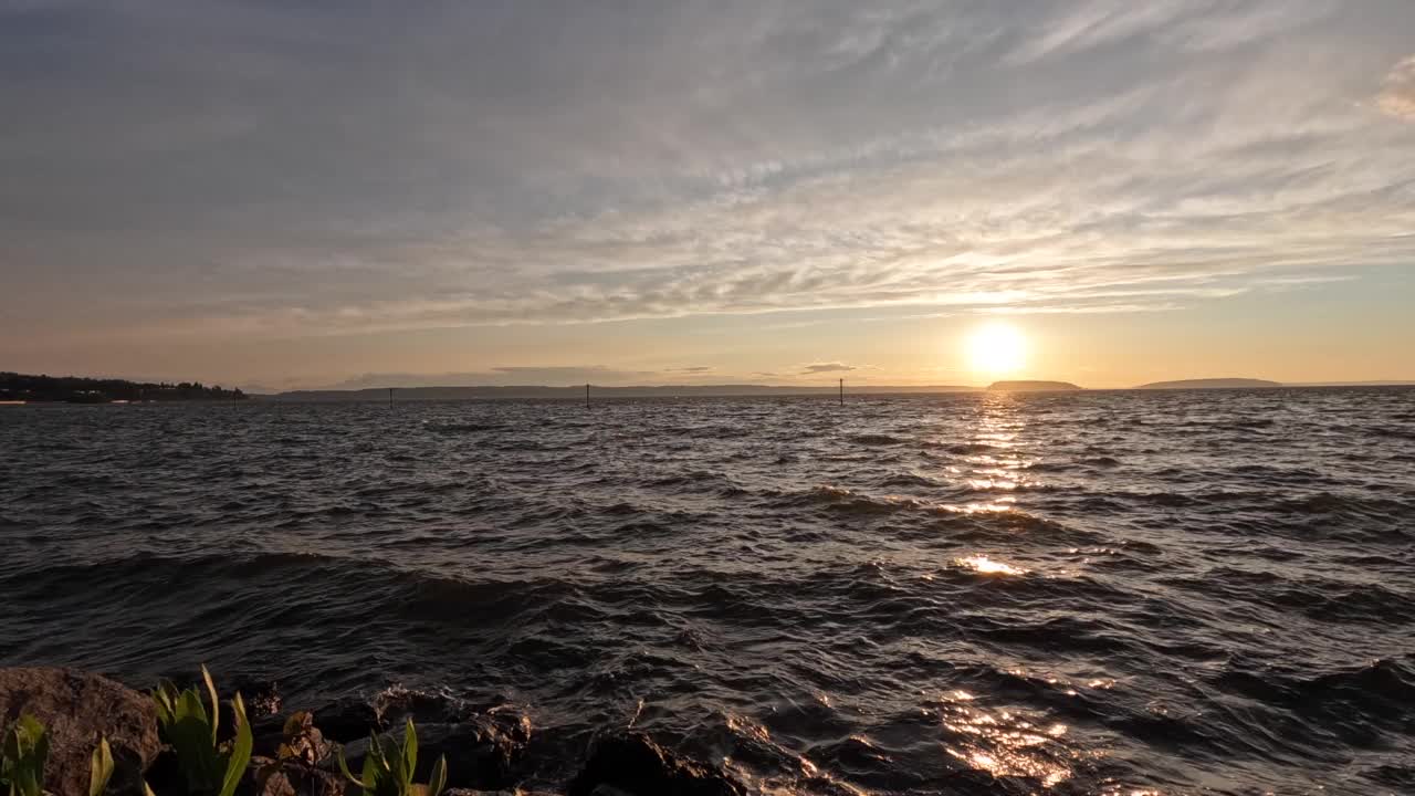 太阳落在埃弗雷特海滨视频素材