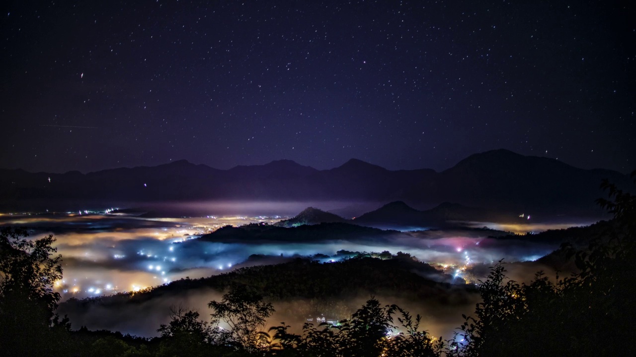 云雾蒸腾的时间在夜晚流逝视频素材