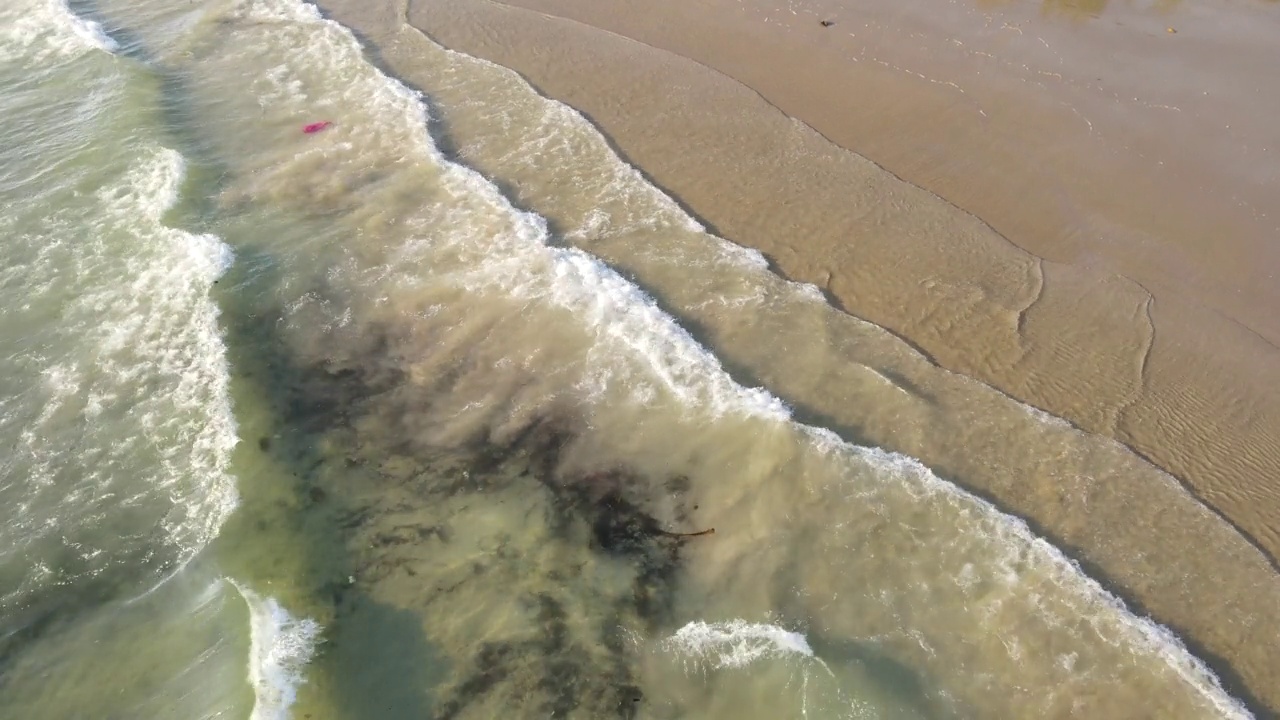 漂浮在海滩上的泄漏石油俯视图视频素材