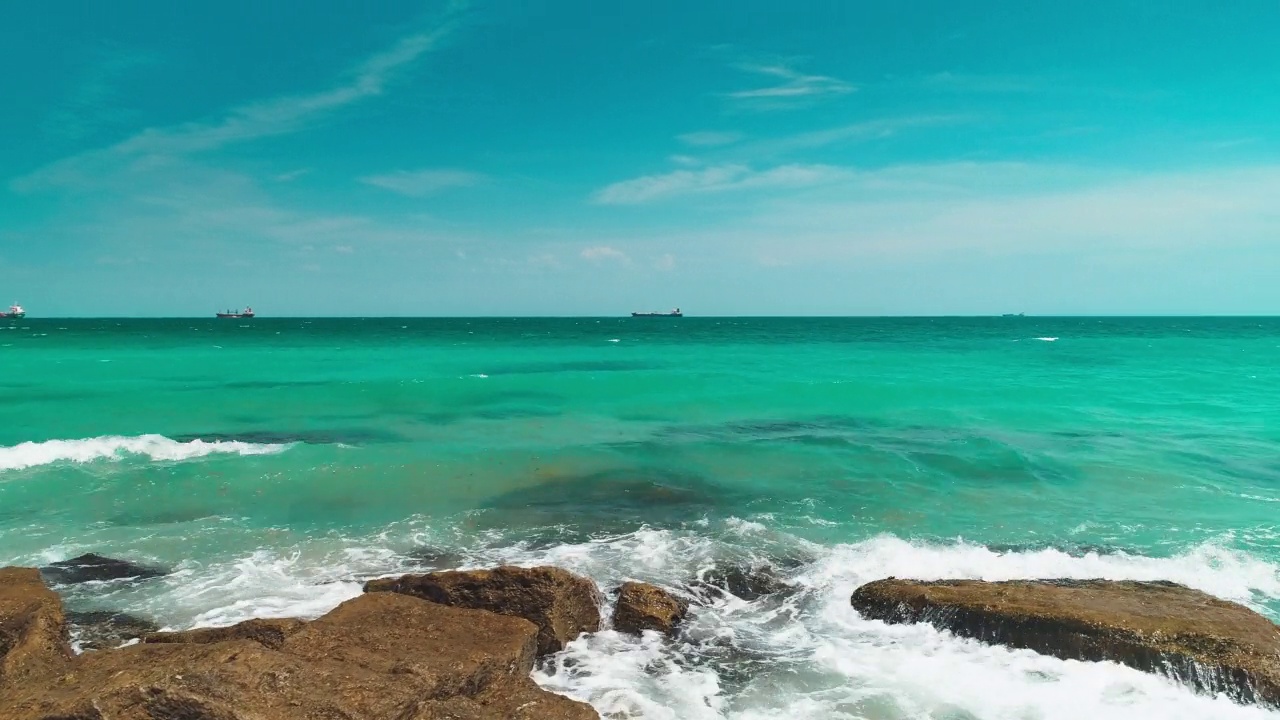 海滩和海平线的鸟瞰图。清澈的天空和碧蓝的海水视频素材