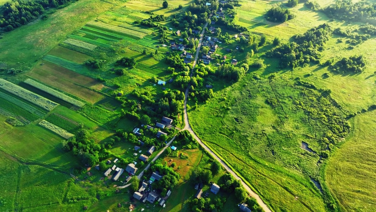 乡村景观，空中天桥。池塘边的乡村绿地。视频素材