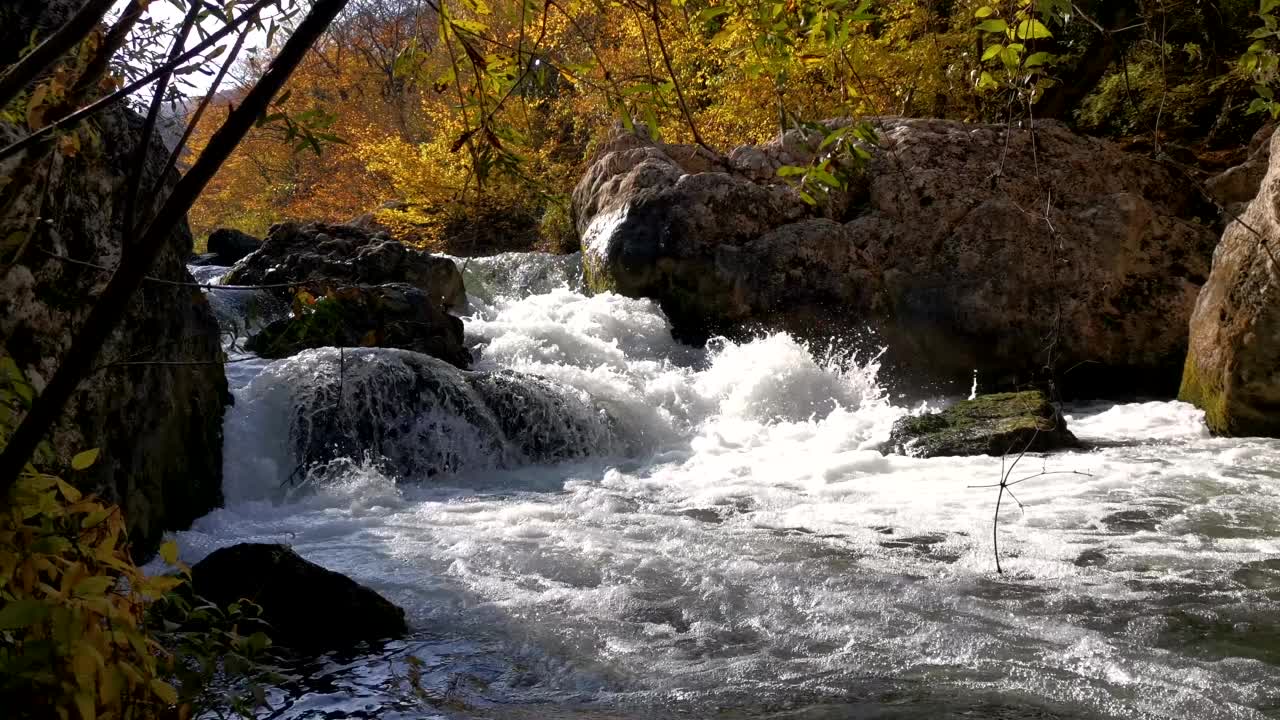 山区河流特写。视频素材