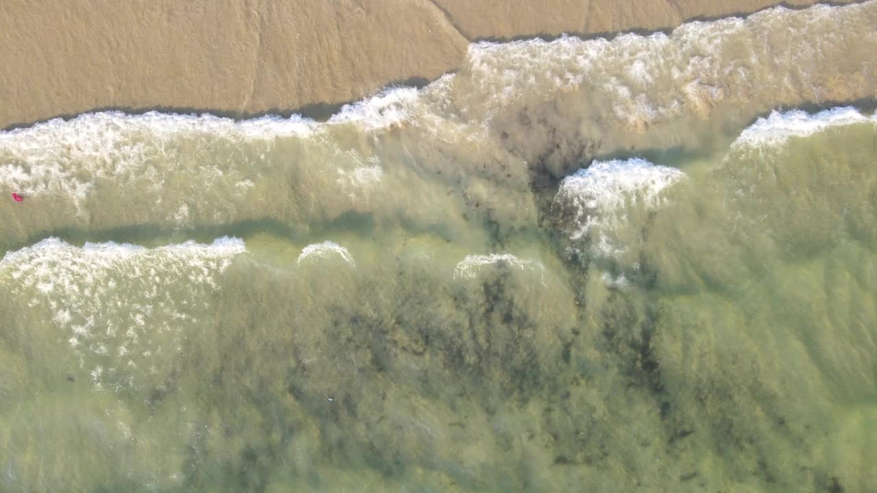 漂浮在海滩上的泄漏石油俯视图视频素材