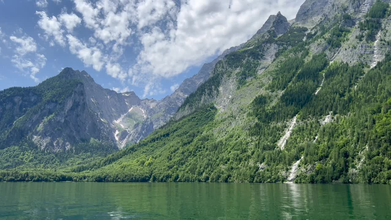 茂密的树木和雪山映衬下的江景视频素材