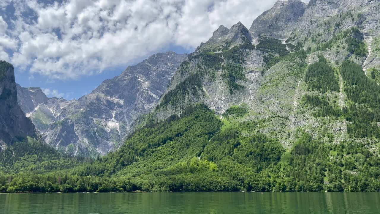 茂密的树木和雪山映衬下的江景视频素材