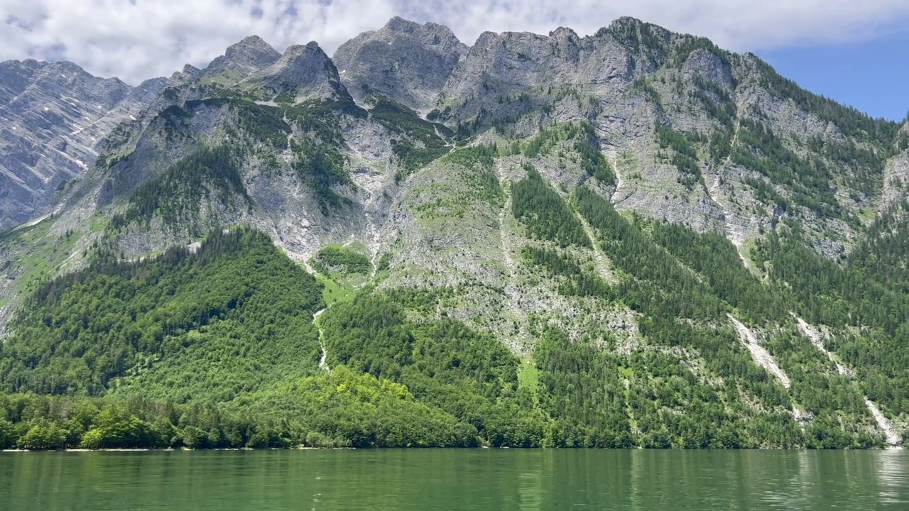 树木覆盖的山和峰的河流风景视频素材