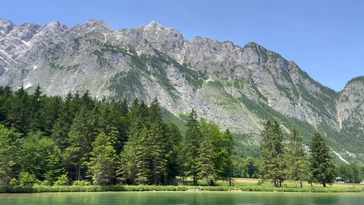 依山傍水的风景视频素材