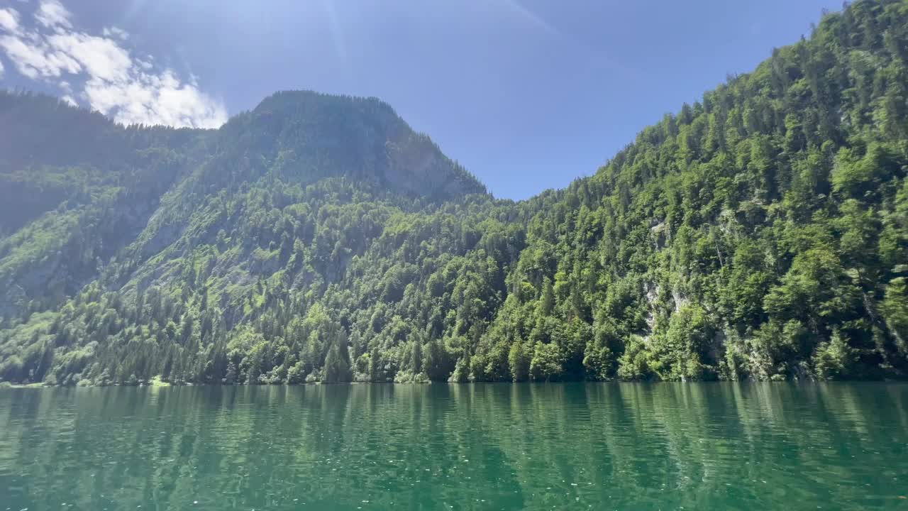 依山傍水的风景视频素材