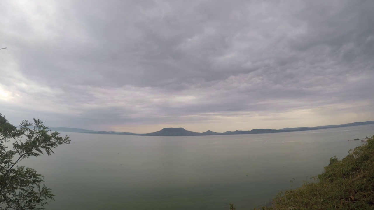 巴拉顿湖下雷阵雨视频素材