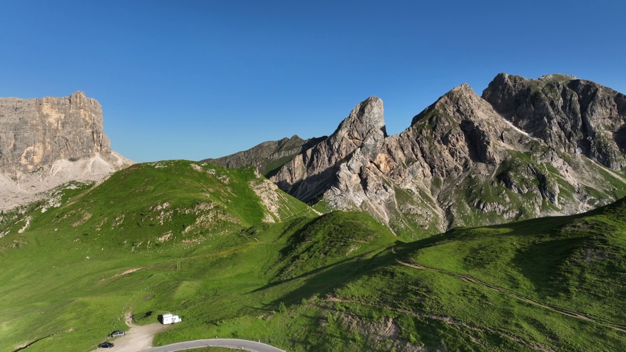 全景无人机飞行视频徒步旅行者在青山上与美丽的日落场景夏季白云石阿尔卑斯山脉景观。美丽的桥山口- 2236米的山口，位于意大利贝卢诺省视频素材