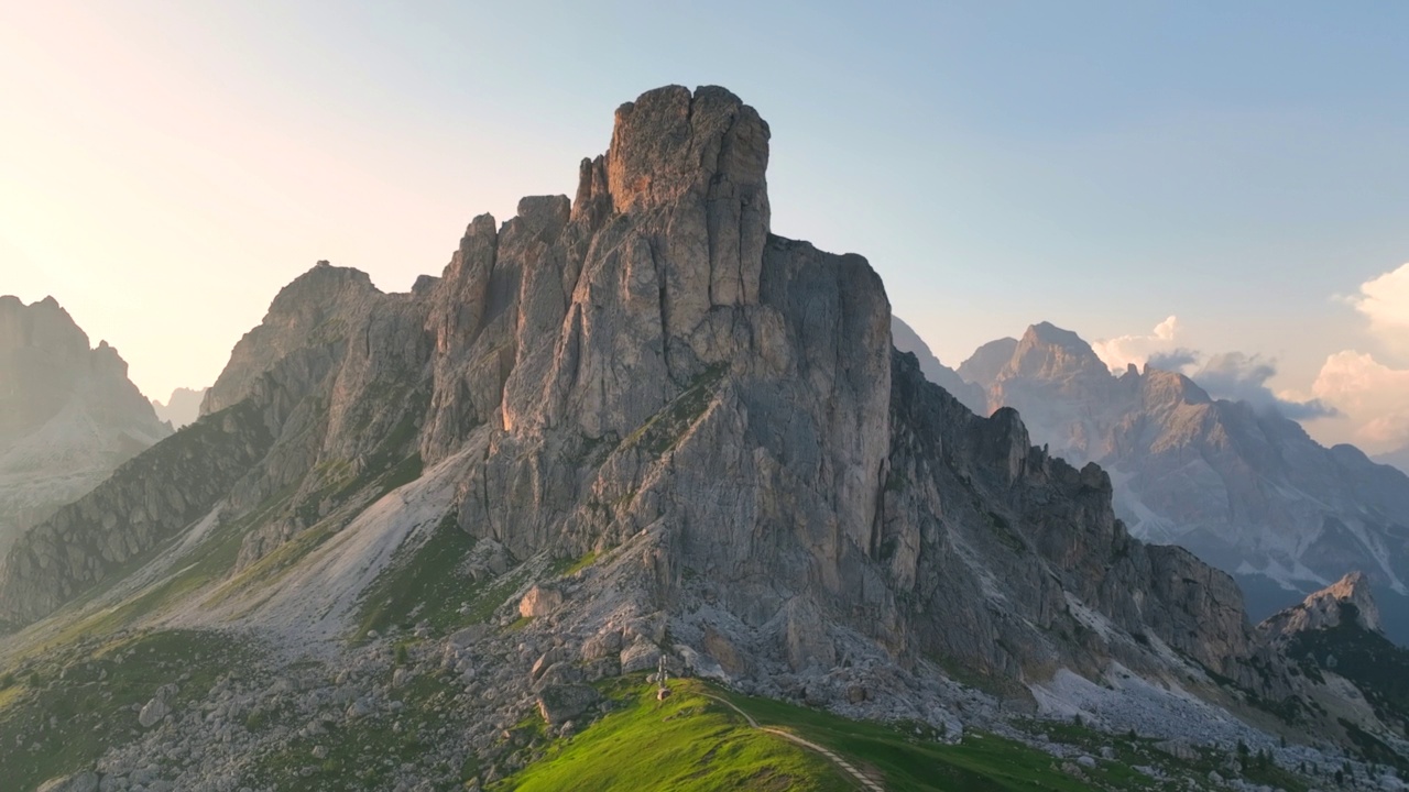 全景无人机飞行视频徒步旅行者在青山上与美丽的日落场景夏季白云石阿尔卑斯山脉景观。美丽的桥山口- 2236米的山口，位于意大利贝卢诺省视频素材