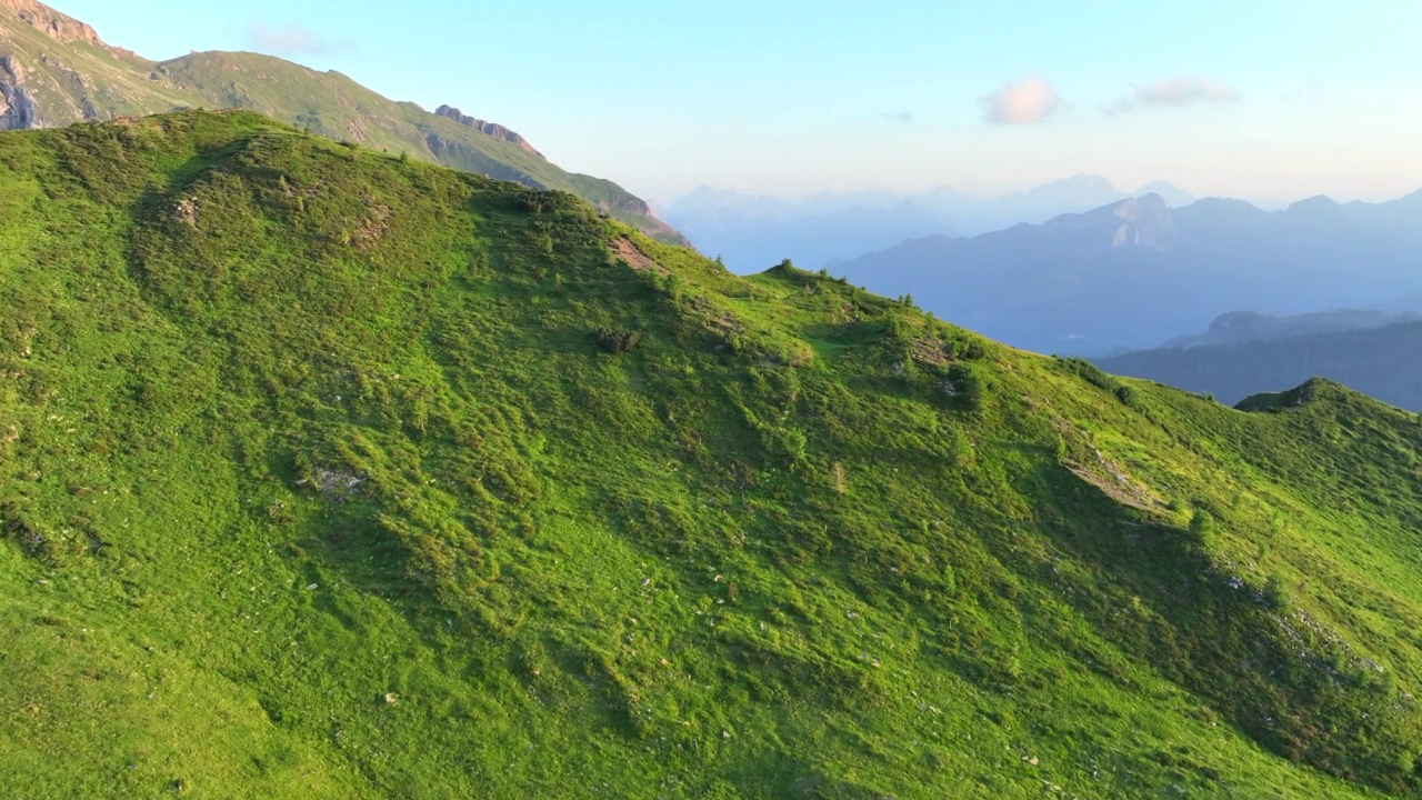 全景无人机飞行视频徒步旅行者在青山上与美丽的日落场景夏季白云石阿尔卑斯山脉景观。美丽的桥山口- 2236米的山口，位于意大利贝卢诺省视频素材