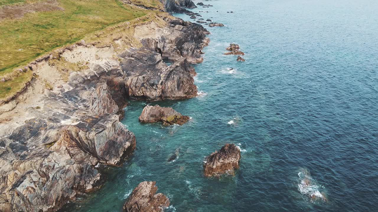 阳光灿烂的岩石海岸。风景如画的海景。美丽的海岸线。鸟瞰图。视频素材