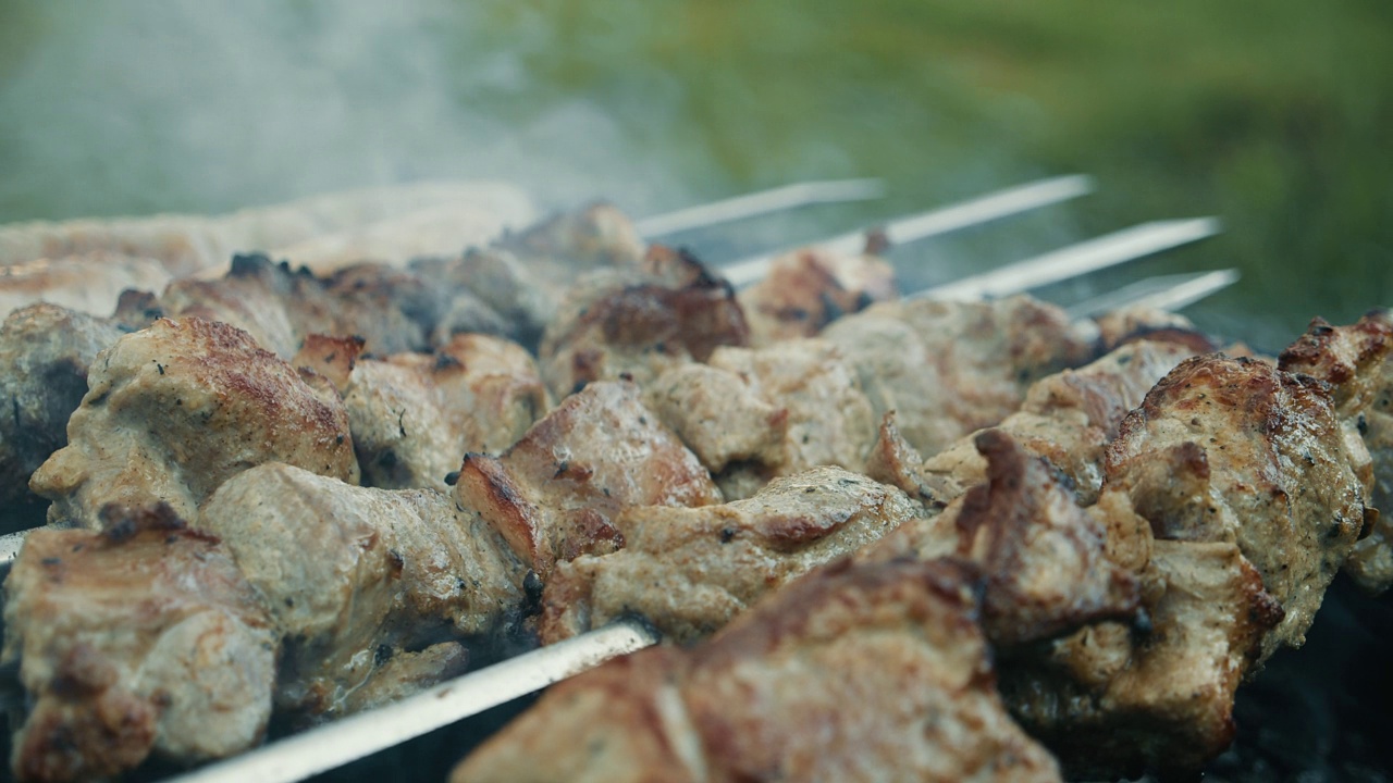 在火上煮肉。视频素材