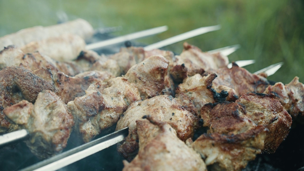 在火上煮肉。视频素材