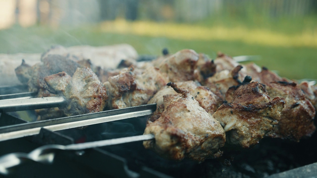 在火上煮肉。视频素材