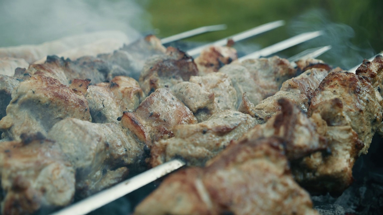 在火上煮肉。视频素材