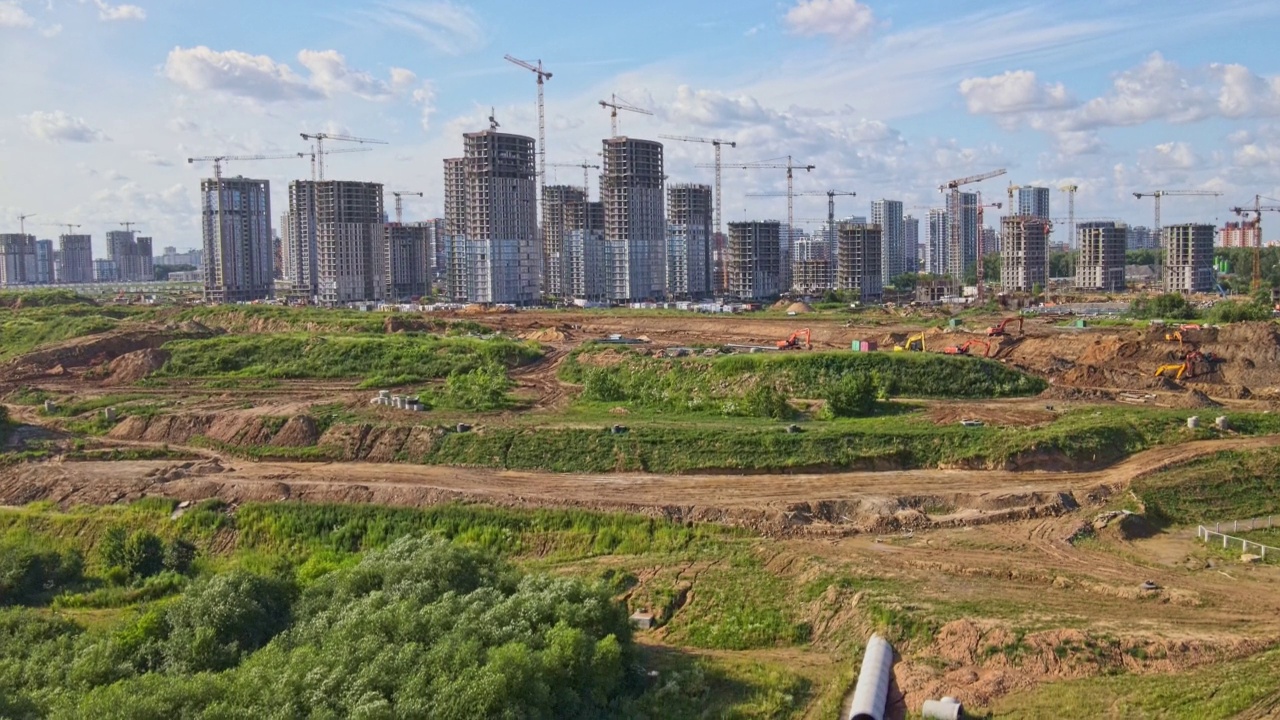 多层住宅建筑。大量的建筑设备，起重机工作。建筑工地鸟瞰图。视频素材