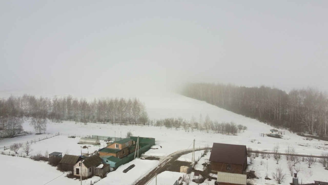 村庄和田野在冬天的雾空中视频下载