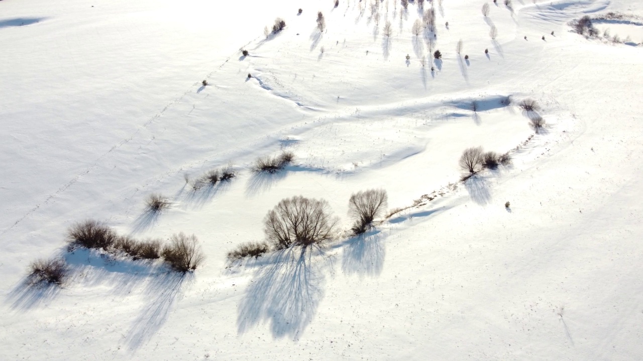 冰湖在雪山上视频素材