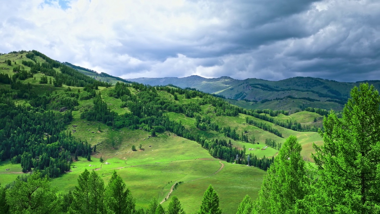 美丽的新疆草原和高山自然景观视频素材