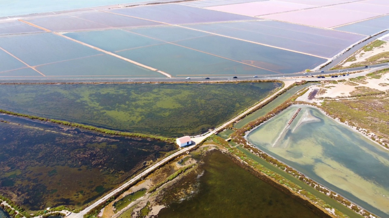 穿越西班牙圣波拉县盐湖的高速公路。
美丽的咸水池的天线。视频素材