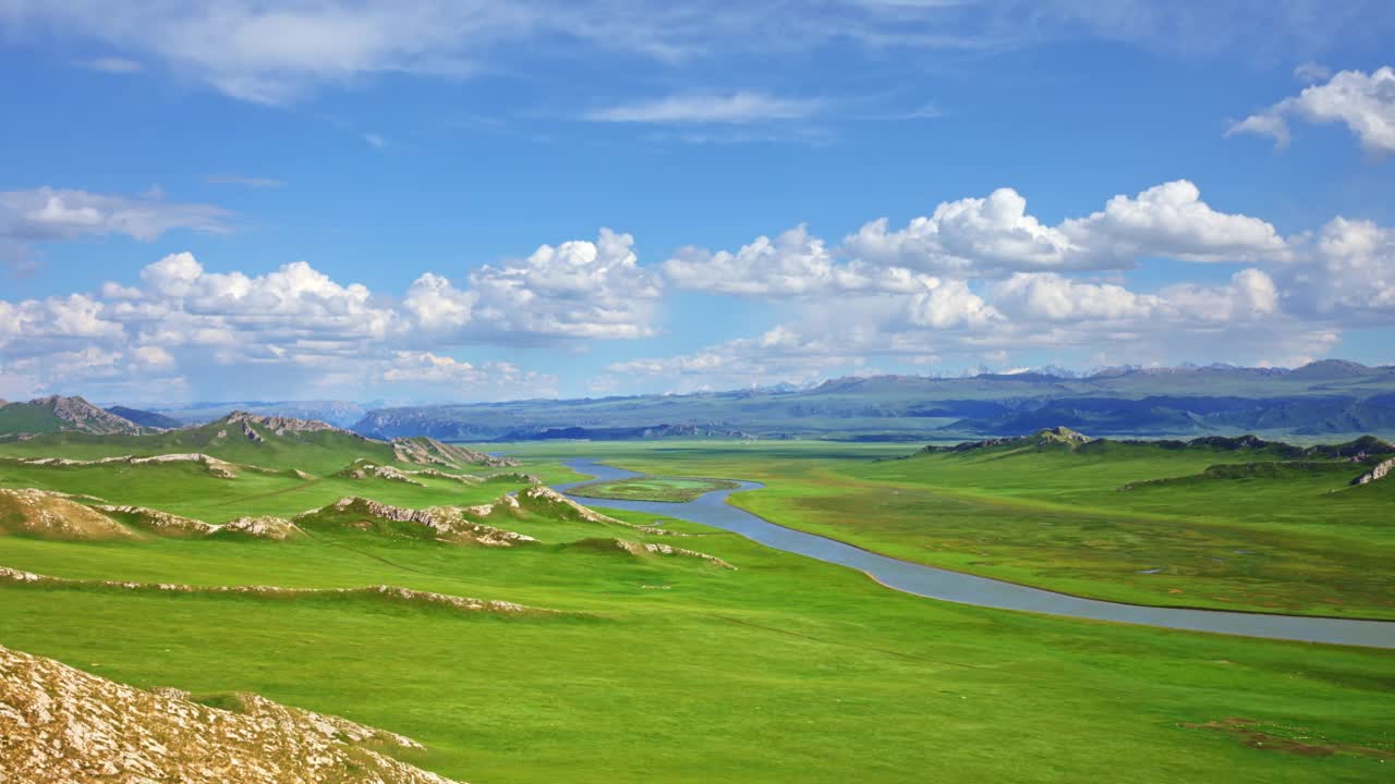 绿色草原与新疆山地自然景观视频素材