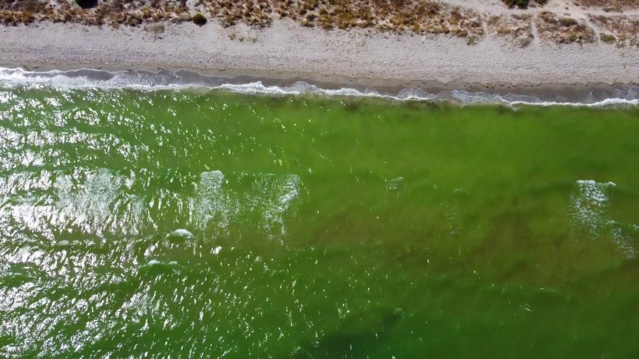 阳光明媚的夏天的一天。翡翠地中海的海滩视频素材