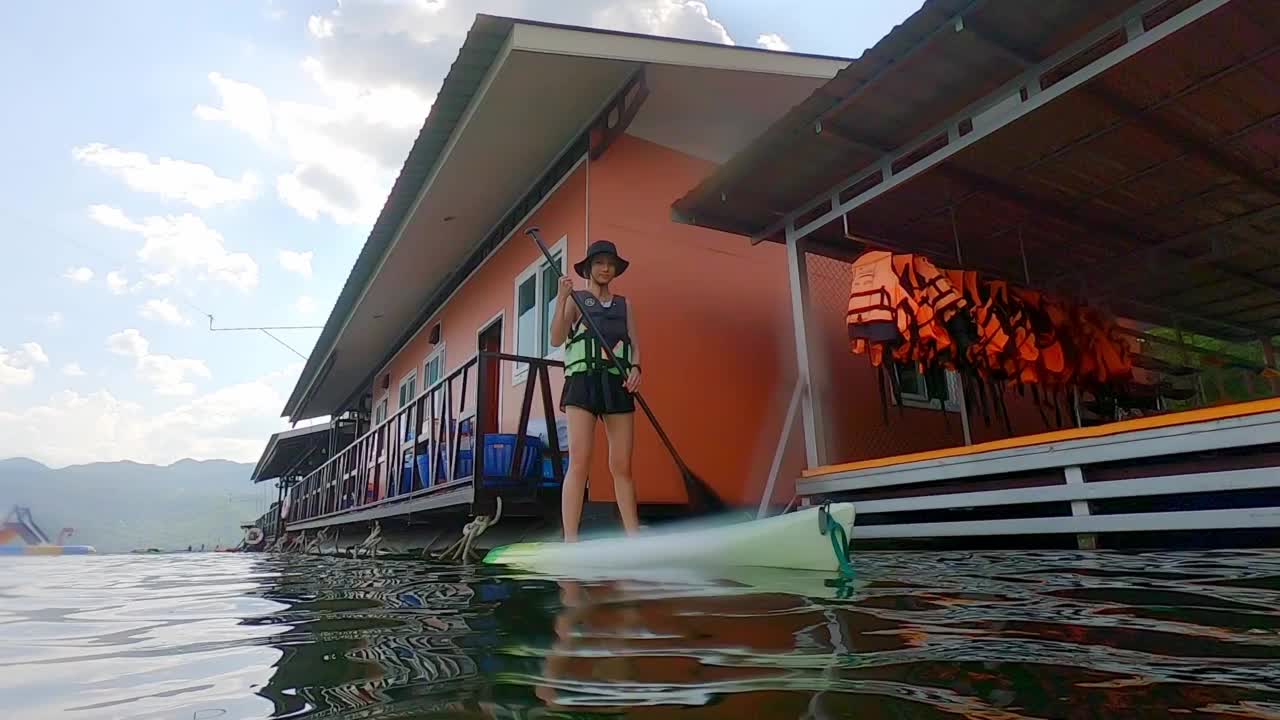 一名女子在水上运动湖设施的Sup board Boat上划船。视频素材