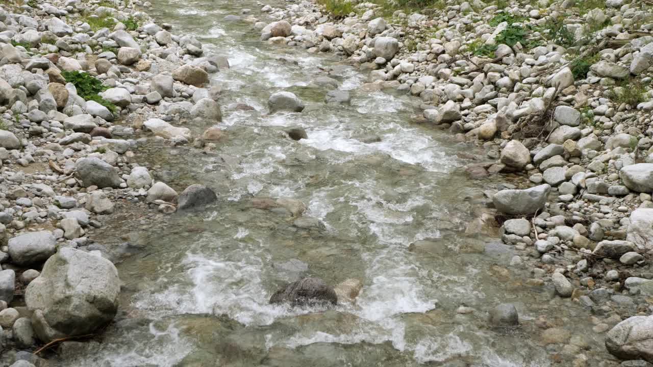 山上的河水潺潺流过岩石。山水域视频素材