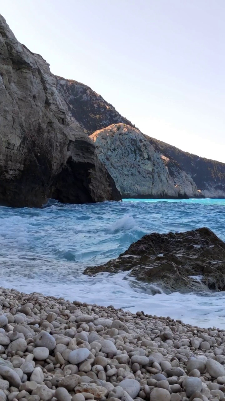 蓝色的大海，海浪，岩石海滩视频素材