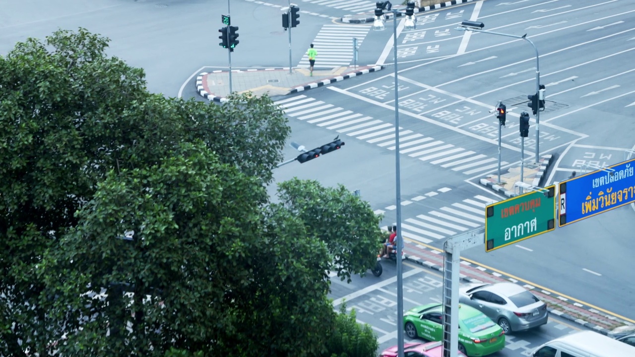 泰国曼谷华兰芳铁路城市街道上的交通。视频素材