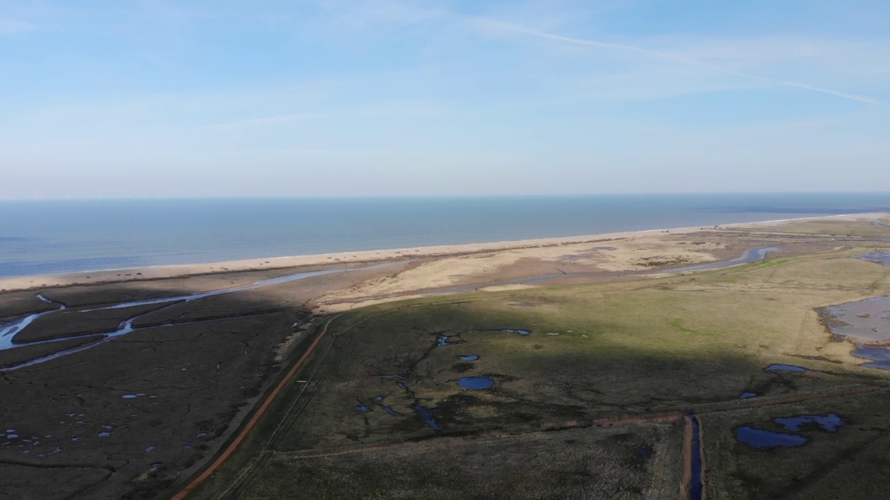 云在北诺福克海岸克雷沼泽上空造成移动的阴影视频素材