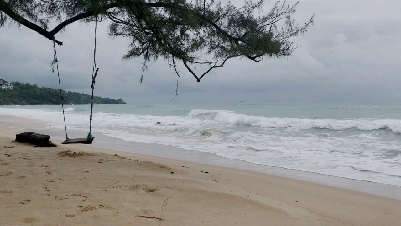 季风季节海浪和木秋千视频素材